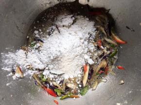 再少量多次倒入面粉；