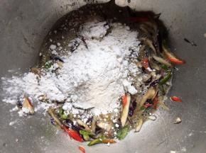 再少量多次倒入面粉；