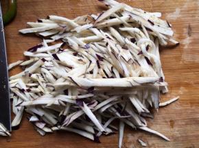 将茄子和青椒清洗干净，切成细丝，放入盆内；