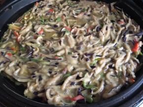 起锅往电饼铛里刷上一层薄油，倒入面糊，用筷子整理并平铺至锅底；