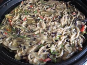 起锅往电饼铛里刷上一层薄油，倒入面糊，用筷子整理并平铺至锅底；