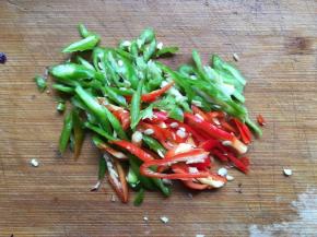 辣椒清洗干净也切成丝，喜欢吃辣可以用线椒，不能吃辣可以换成菜椒或者不放；