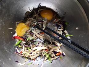 往盆里磕入鸡蛋，调入糖、剩余的盐、胡椒粉，搅拌均匀；