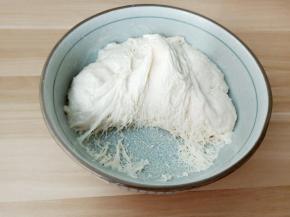 波兰种的食材放一起搅拌均匀，放冰箱冷藏发酵8-10小时。发酵好的波兰酵头状态是有很多小泡泡的，拉出来蜂窝的状态。