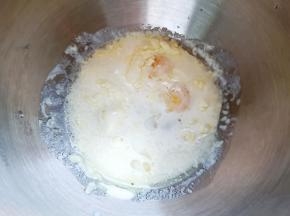 厨师机放入牛奶、鸡蛋、奶粉，白糖和盐对角放。