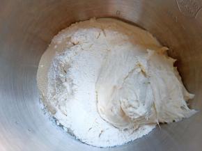 加入酵母，波兰酵头，高筋面粉。