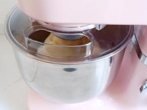 放入厨师机，时间设置10分钟，开启一档开始搅拌。