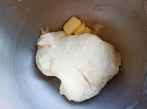 再加入软化好的黄油，选择2档20分钟继续搅拌。