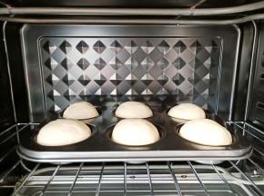 模具放入烤箱，旁边放一碗开水，选择发酵功能35度发酵30分钟。