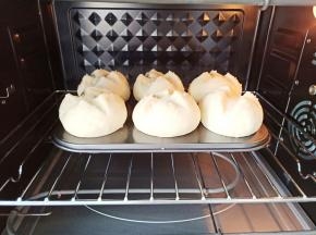 烤箱提前预热模具放入中层，上下火170度度烤20分钟。