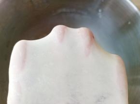 直到拉出手套膜，看见上面的洞洞呈现均匀的圆形，说明手套膜到位了。