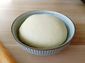 揉好的面团放到大一点的容器。