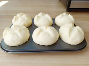 发酵好的面团用刀片快速交叉划2下，喜欢芝麻的可以撒一点。