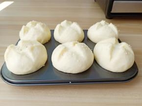 发酵好的面团用刀片快速交叉划2下，喜欢芝麻的可以撒一点。