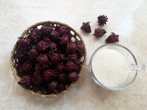 准备好新鲜的红桃K和白砂糖