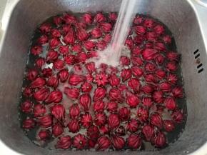 红桃K用水浸泡10分钟后搓洗干净