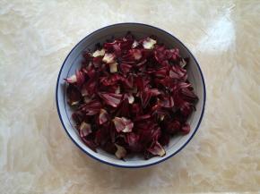 把花瓣红桃K摘下来，每一朵有5个花瓣，再撕成2半