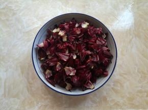 把花瓣红桃K摘下来，每一朵有5个花瓣，再撕成2半