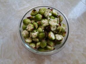 红桃K果实切成2半