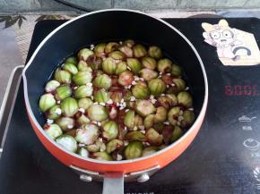 放到热水里煮5分钟左右