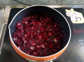 把红桃K花蕊放入刚煮完果核的锅里，把花蕊煮软后关火，时间不用太长，大概2-3分钟就可以了