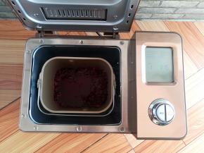 煮好的红桃K花蕊放入面包机里，加入白砂糖，启动果酱功能，面包桶上加盖一张油纸，防止搅拌过程中果酱飞溅出来。如果没有面包机，可以放到不粘锅里去做，需要不停的搅拌，防止糊底。红桃K和糖的比例大概是3：1，红桃K本身比较酸，所以要加比较多的糖中和酸味