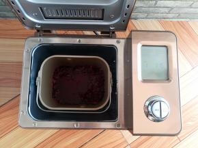 煮好的红桃K花蕊放入面包机里，加入白砂糖，启动果酱功能，面包桶上加盖一张油纸，防止搅拌过程中果酱飞溅出来。如果没有面包机，可以放到不粘锅里去做，需要不停的搅拌，防止糊底。红桃K和糖的比例大概是3：1，红桃K本身比较酸，所以要加比较多的糖中和酸味