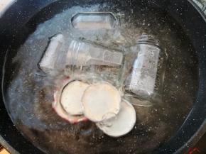 红桃K果酱做的过程中，把装果酱用的玻璃瓶清洗干净，连带瓶盖一起放入没有油的锅里，冷水开火把玻璃瓶煮开再煮5分钟，捞出沥干水分，做好消毒准备工作