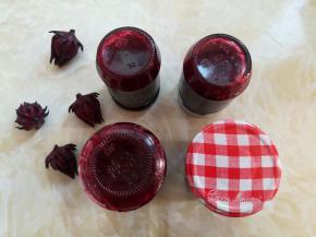 趁热把红桃K果酱装瓶，倒扣形成真空包装，放凉后放冰箱冷藏能放好几个月。如果玻璃瓶子配的是塑料盖，要等果酱凉了再装瓶，不用倒扣放