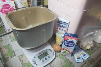 首先把需要的食材都准备好，不要在制作时再去东西，容易不小心遗漏某个食材。