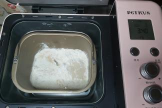 先把蛋液、牛奶、淡奶油、炼乳放入面包机桶内，接着把高筋面粉、奶粉直接倒入桶内，细砂糖、盐、耐高糖酵母分别放在不同的角落，然后把面包桶装回面包机内。