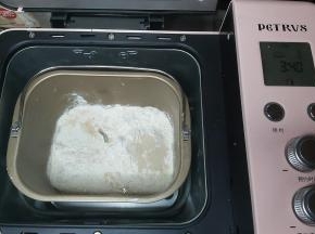 先把蛋液、牛奶、淡奶油、炼乳放入面包机桶内，接着把高筋面粉、奶粉直接倒入桶内，细砂糖、盐、耐高糖酵母分别放在不同的角落，然后把面包桶装回面包机内。