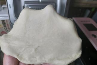 当mix程序结束后，可以看一下面团的状态，面团可以扯出较厚的膜，能够感觉有点韧性了。