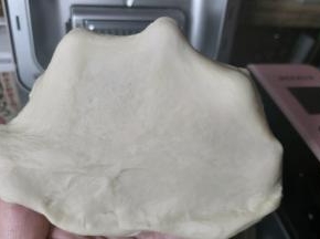 当mix程序结束后，可以看一下面团的状态，面团可以扯出较厚的膜，能够感觉有点韧性了。