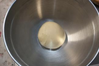 大约13-15分钟的时候，暂停程序，取出一半的面团，收拢光滑后放入打蛋盆内，盖上保鲜膜进行一次发酵。