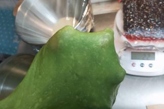 当绿色的面团也搅打均匀，就可以收拢成团进行一次发酵了。