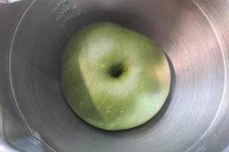 用一根手指沾上少许面粉插入面团，不塌陷不回缩的即发酵完成。