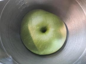 用一根手指沾上少许面粉插入面团，不塌陷不回缩的即发酵完成。