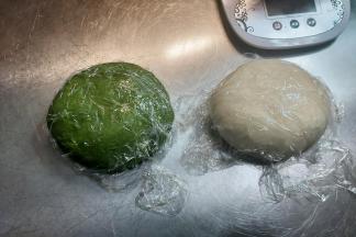 面团取出轻压排气，松弛15-20分钟。