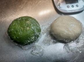 面团取出轻压排气，松弛15-20分钟。