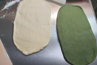 白、绿面团分别擀开成一样大小的长方形。
