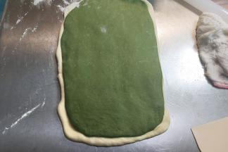 绿色面片铺在白色面片上面。