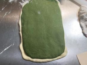 绿色面片铺在白色面片上面。