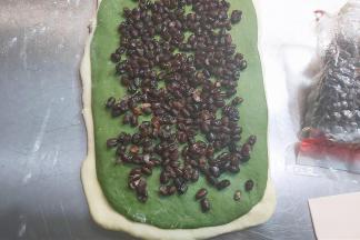 在绿色面片上面铺蜜红豆，四周留点空隙，最底部留点空白位置。