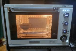 烤箱启动发酵功能，且放入一碗热水。