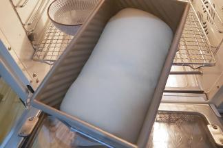 发酵至八分满，取出，预热烤箱，上火180度下火190度。（喜欢直角的吐司可发酵至九分满）