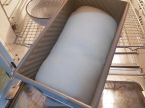 发酵至八分满，取出，预热烤箱，上火180度下火190度。（喜欢直角的吐司可发酵至九分满）