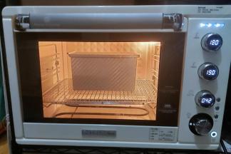 预热完成后，把模具放入烤箱，烤制40-42分钟。（每个人 的烤箱脾气都略有不同，这个温度跟烤制时间需要自己去把握）