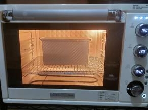 预热完成后，把模具放入烤箱，烤制40-42分钟。（每个人 的烤箱脾气都略有不同，这个温度跟烤制时间需要自己去把握）