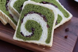 烤制完成后马上取出脱模，待凉后切片。